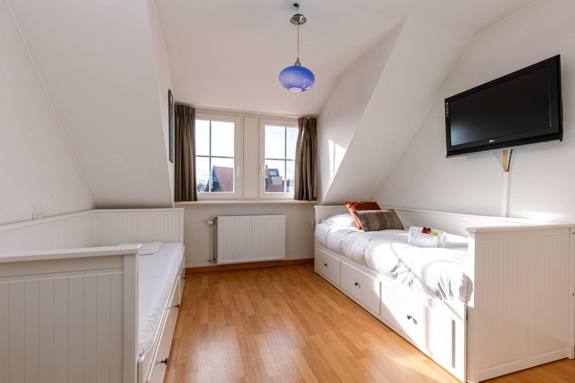 Charming Spacious Duplex Apt With Private Parking In Knokke Apartment Exterior photo